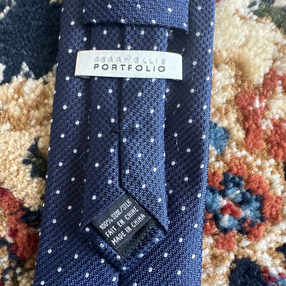 Perry Ellis tie (gently worn) - Picture 3 of 3